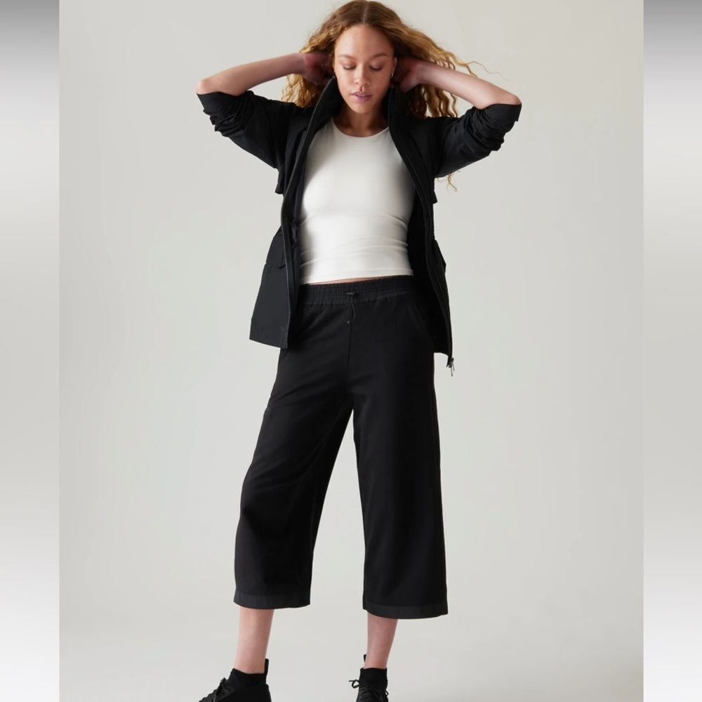 Athleta Triumph Hybrid Wide Crop Pants Black Large Petite
